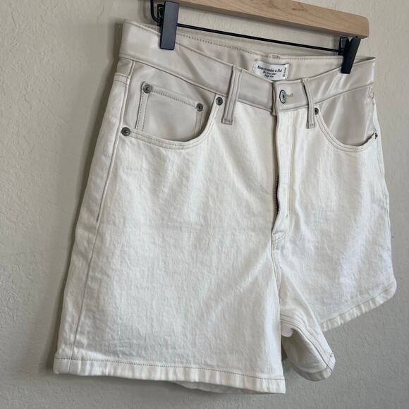 NEW Abercrombie The Dad Short High Rise Cream Faux Leather Waist - Size 30/10 - Picture 5 of 9